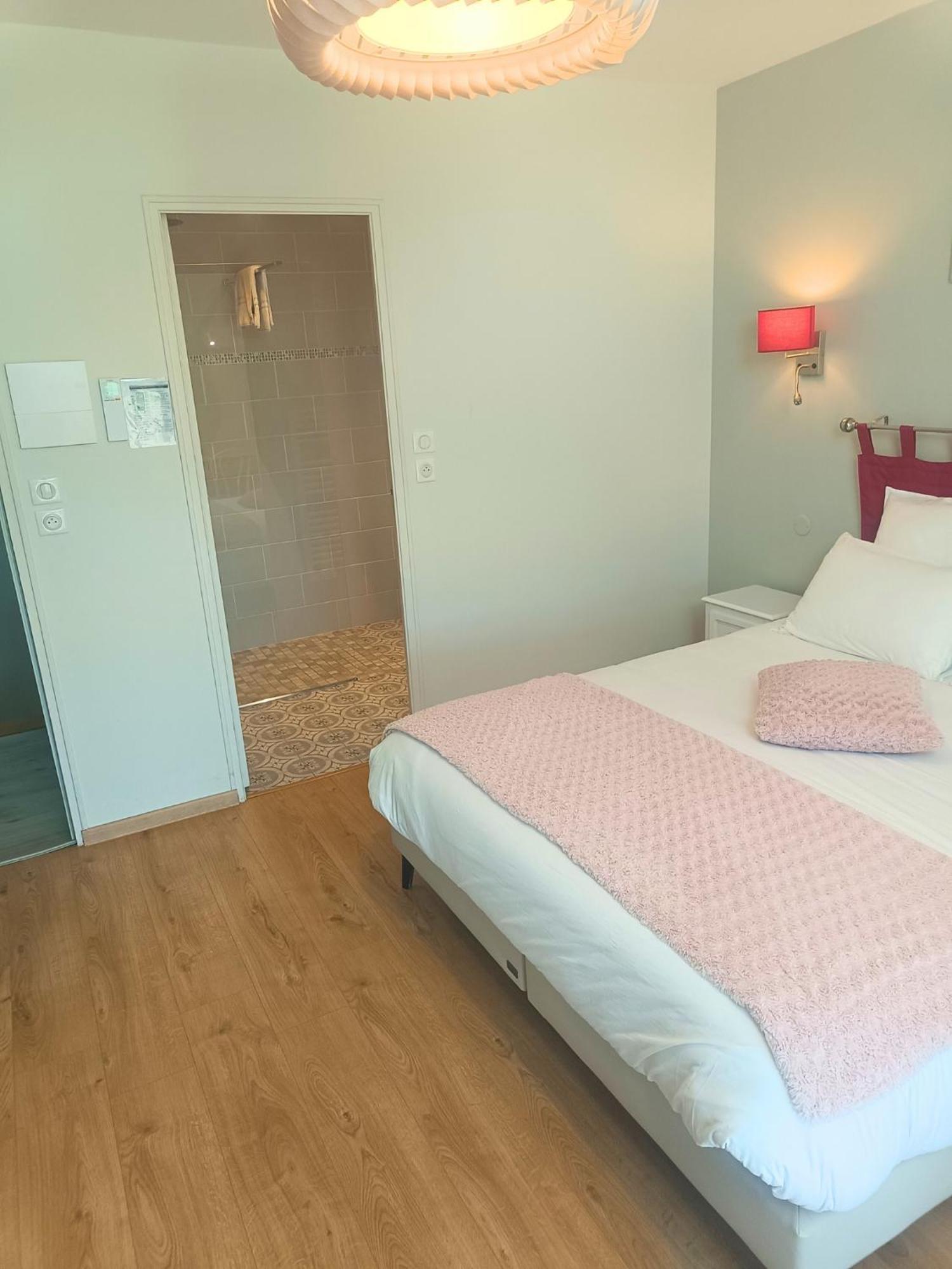 Chambre D'Hotes Le Domaine Des Hirondelles Champcenest Екстериор снимка